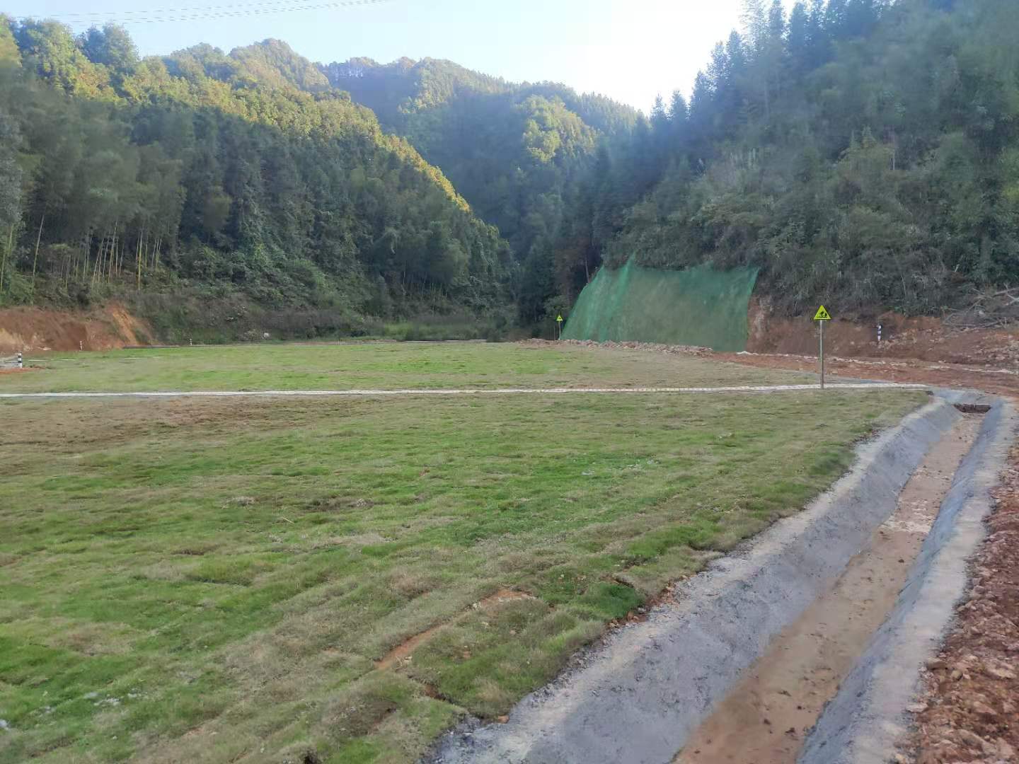工程名稱：牛頭山冶煉廠污染場(chǎng)地及周邊土壤治理工程項(xiàng)目工程地點(diǎn)：湖南省金洞管理區(qū)金垌鎮(zhèn)黃河村建設(shè)規(guī)模：永州市金洞管理區(qū)牛頭山冶煉廠地治理范圍面積為9110㎡，重點(diǎn)區(qū)域主要包括遺留生產(chǎn)車(chē)間、廢渣及原料堆存區(qū)、...