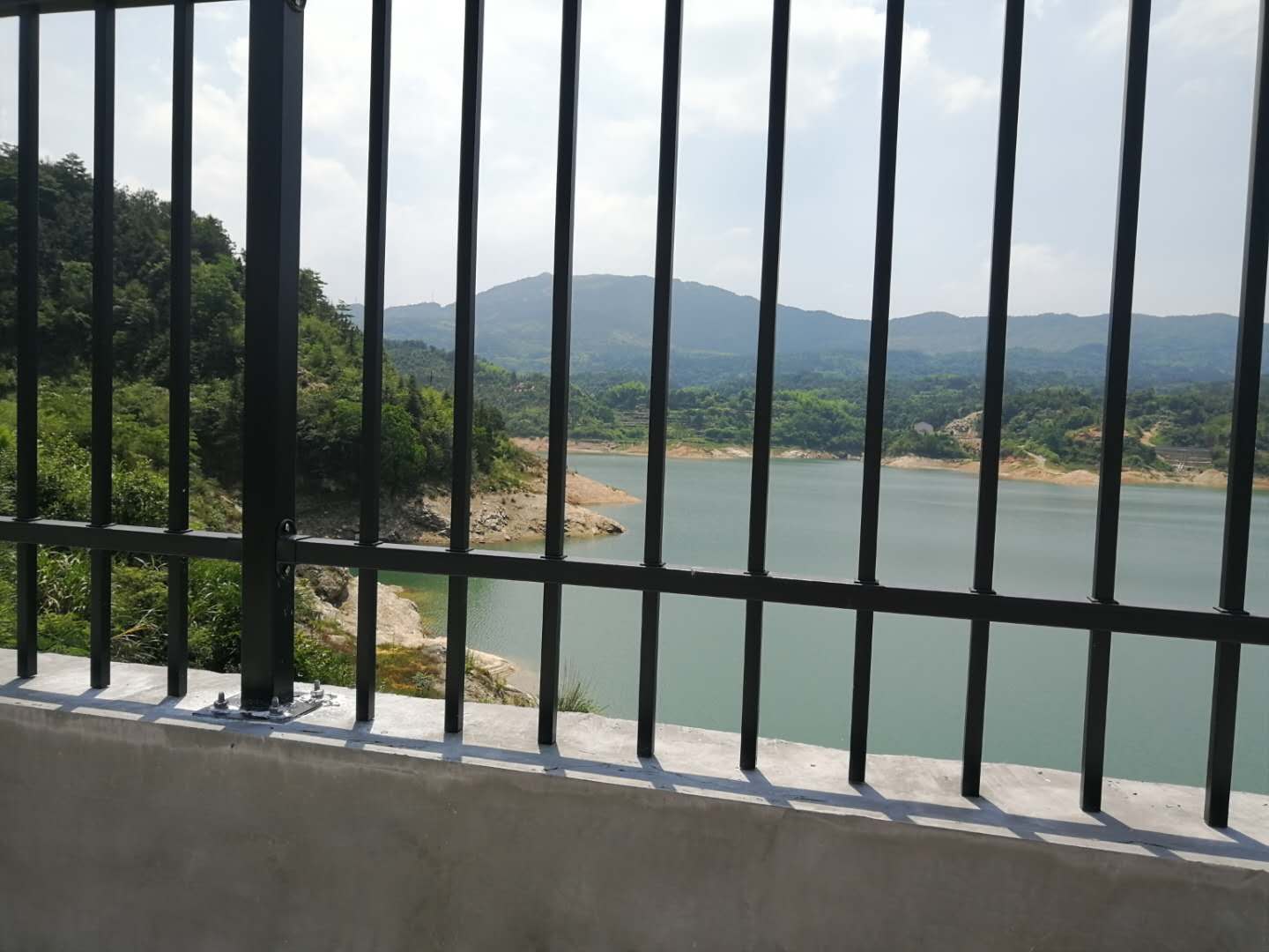 項(xiàng)目名稱：臨湘市何洞水庫、南山水庫、石灣水庫、水泉山水庫飲用水水源保護(hù)區(qū)綜合整治工程項(xiàng)目（EPC）建設(shè)地點(diǎn)：臨湘市長塘鎮(zhèn)、桃林鎮(zhèn)、詹橋鎮(zhèn)、白羊田鎮(zhèn)。建設(shè)規(guī)模和內(nèi)容：項(xiàng)目總投資1265.91萬元。（1）保護(hù)區(qū)規(guī)范...
